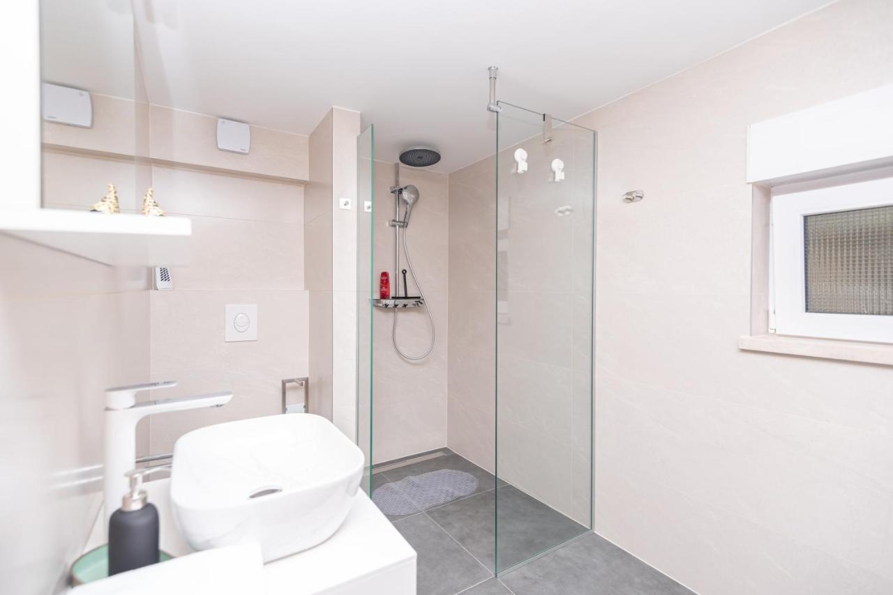Apartment Emmi Оміш Екстер'єр фото